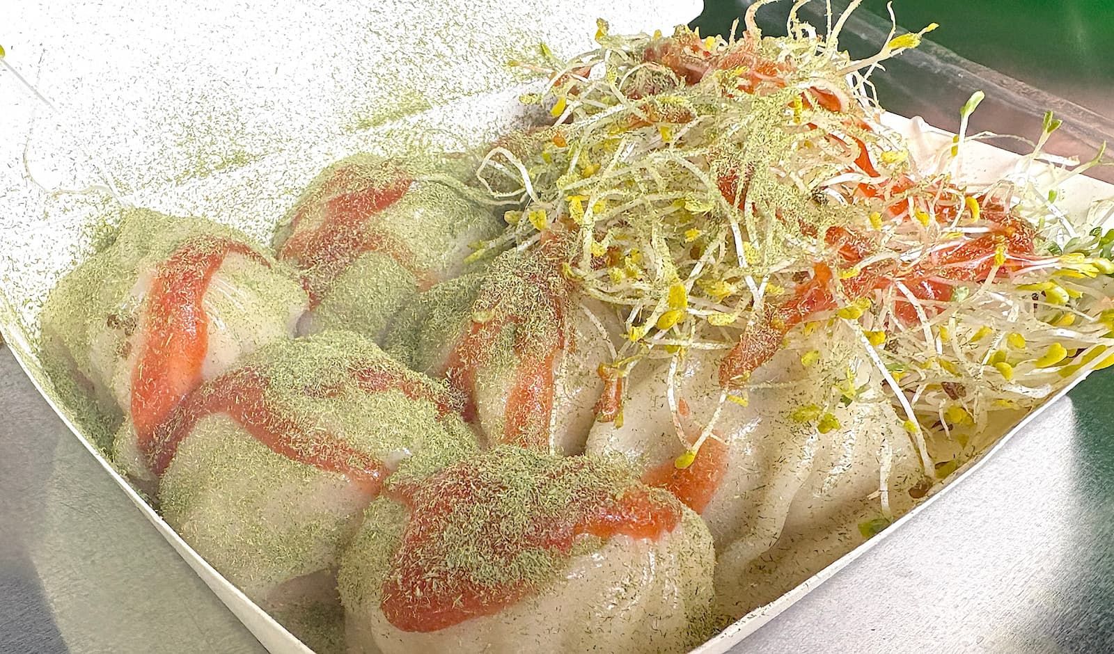 搭配賴文啟自己烘的小麥粉與自種豆芽菜的湯包。(攝影/Anson)